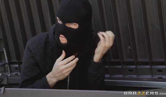 Районный хулиган в групповушке с черной и белой сучками