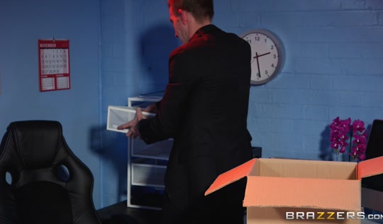 Харассмент и увольнение - манагер разводил на секс сотрудниц Харассмент и увольнение - манагер разводил на секс сотрудниц