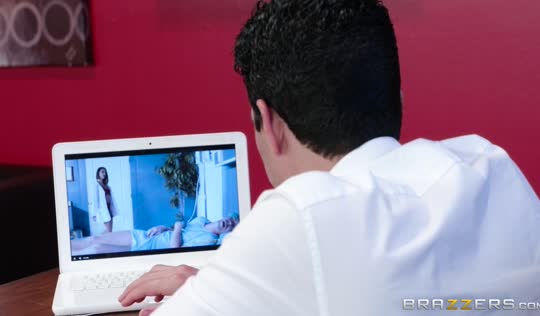 Хедхантер на работе вафлит и шпилит аппетитную мулатку Хедхантер на работе вафлит и шпилит аппетитную мулатку