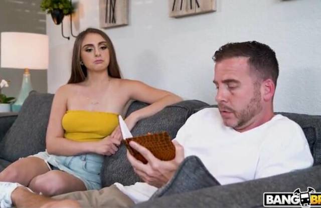 Молоденькая леди натирает отчиму пенис и хочет трахаться Молоденькая леди натирает отчиму пенис и хочет трахаться