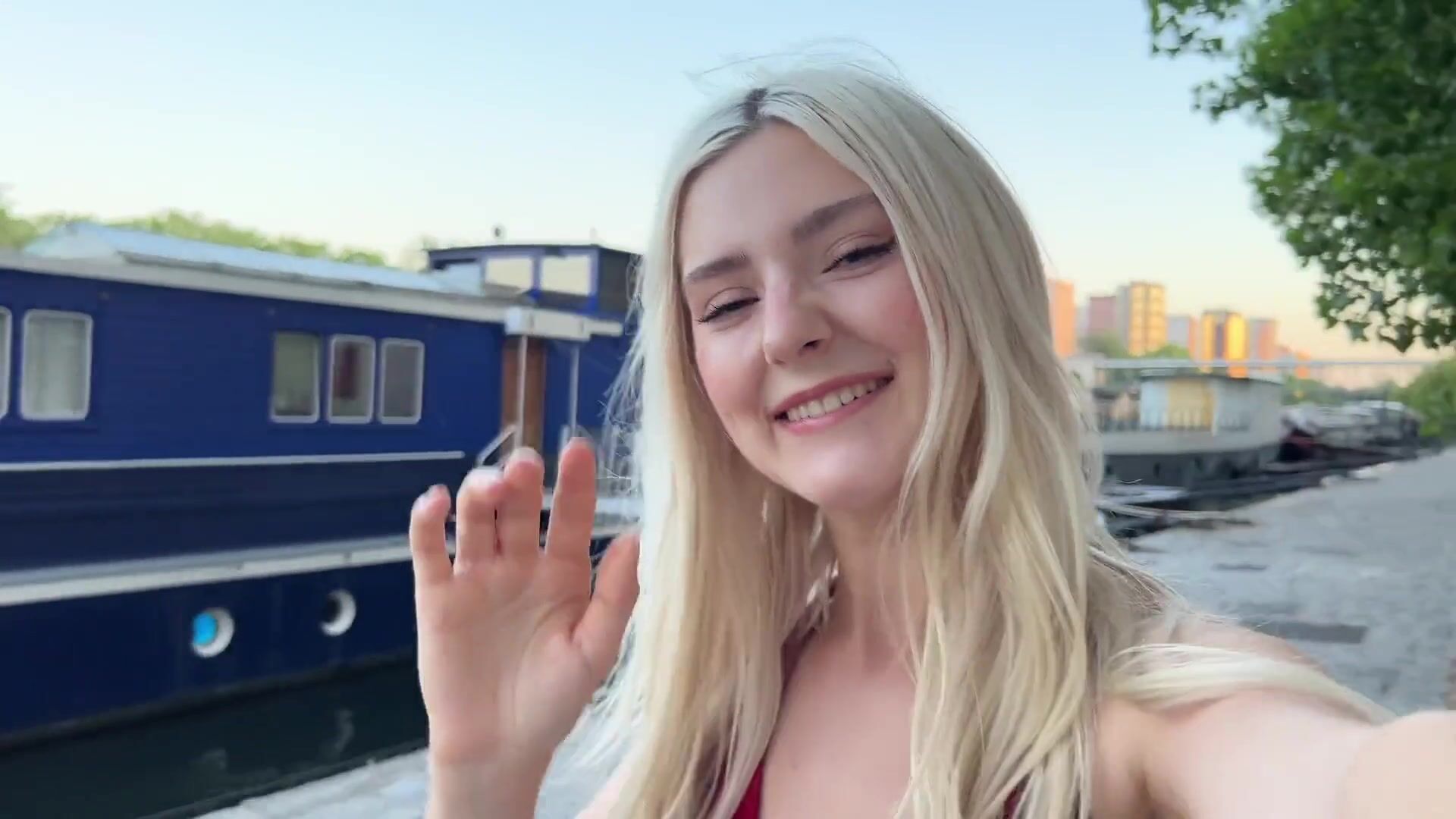 Юльку трахают в Париже - в отеле тип устроил перепихон